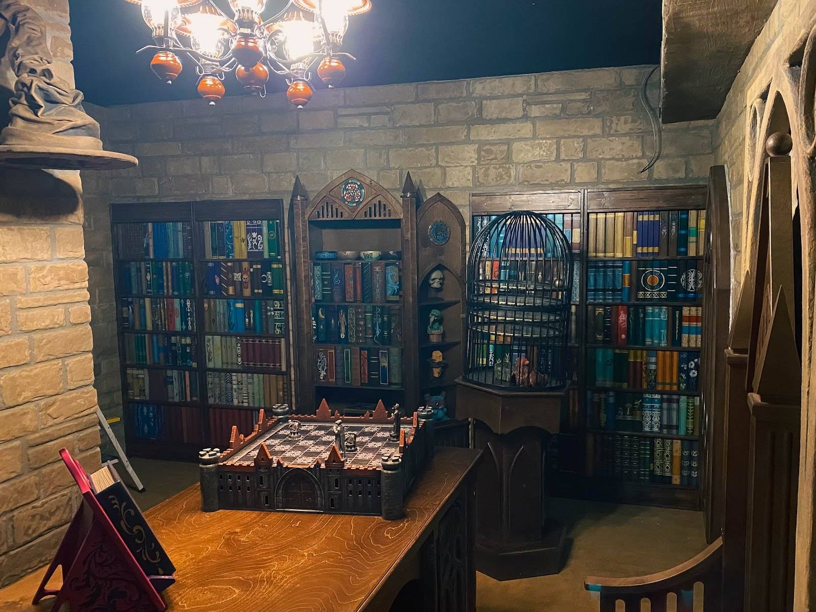 „Muggle“ – maßgeschneiderter „Magic School“-Escape-Room bei Infinity Escape Sofia: die Bibliothek mit dem Schachtisch