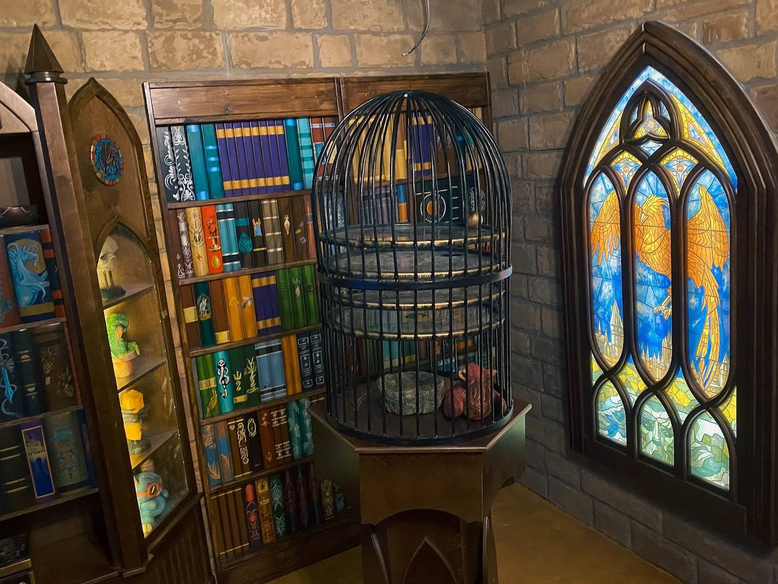 Muggel-Escape-Room: Buntglasfenster und Bücherregale