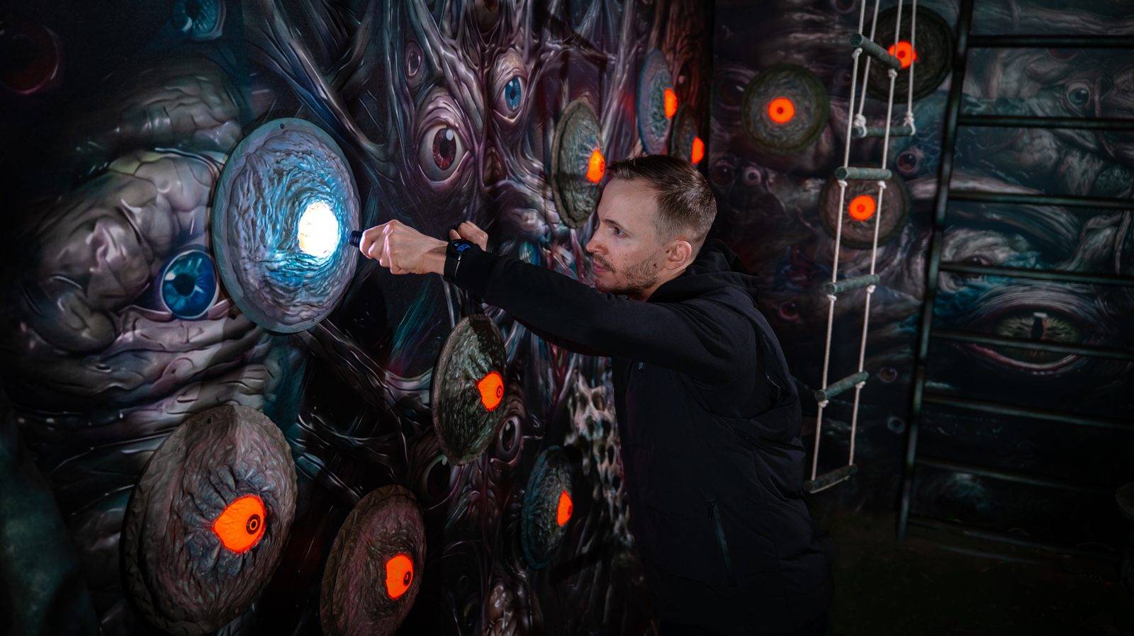 A player shines a light into the monster eye in the final fight